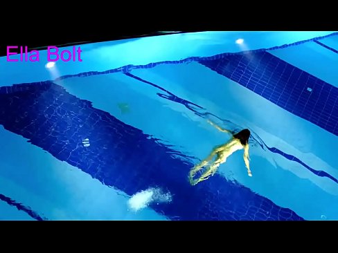 ❤️ Handikwanise kumira kuona, mudiki blonde akabatwa achishambira asina kupfeka muELLA BOLT resort pool zvinoyevedza ❌