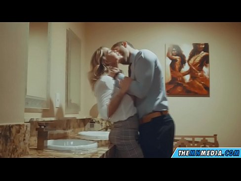 ❤️ Kana blonde ine busty inokukwezvera muchimbuzi cheveruzhinji zvinoyevedza ❌